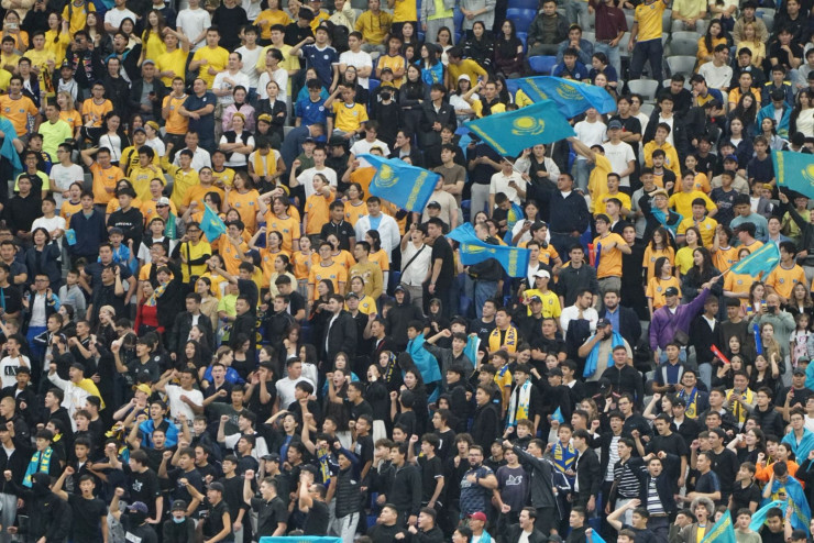 Болельщики сборной Казахстана на матче с Уэльсом