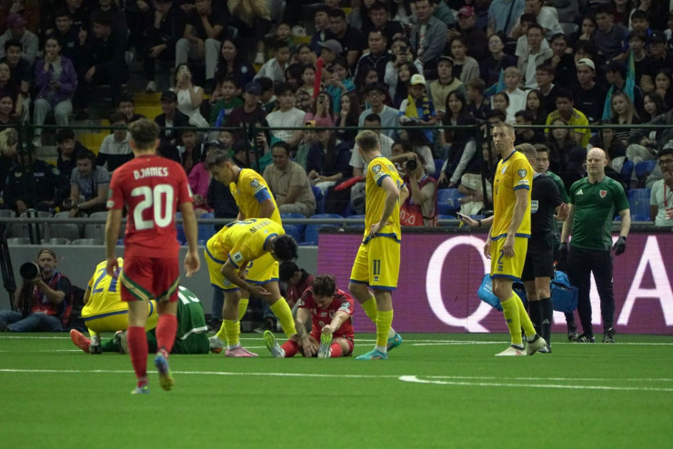 Анарбекову оказывают помощь в матче с Уэльсом