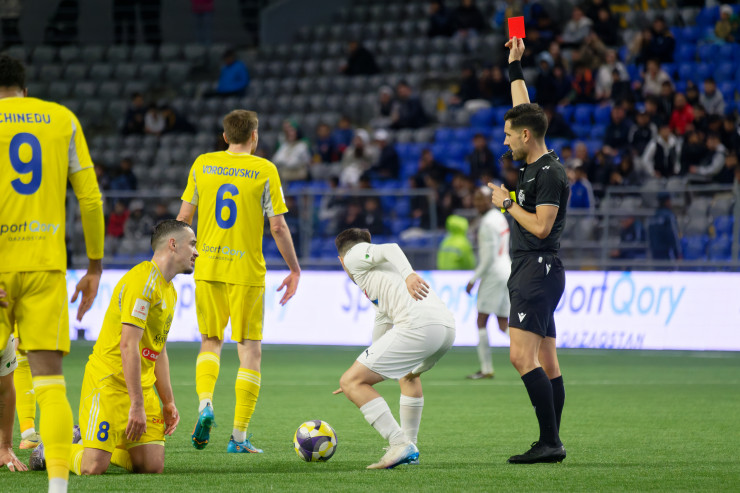 Ян Вороговский получил красную карточку