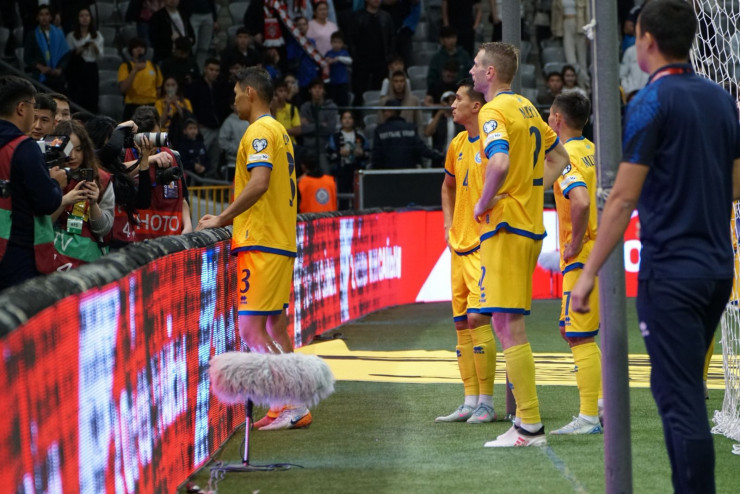 Футболисты сборной Казахстана после поражения от Уэльса