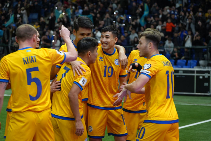 Игроки сборной Казахстана празднуют гол в ворота Лихтенштейна