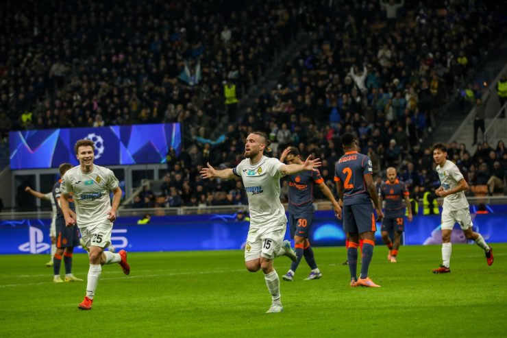 Офри Арад празднует гол в ворота 