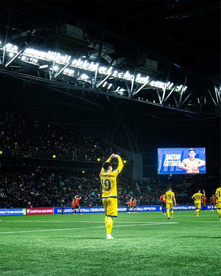 Дастан Сатпаев празднует гол в ворота сборной Бельгии