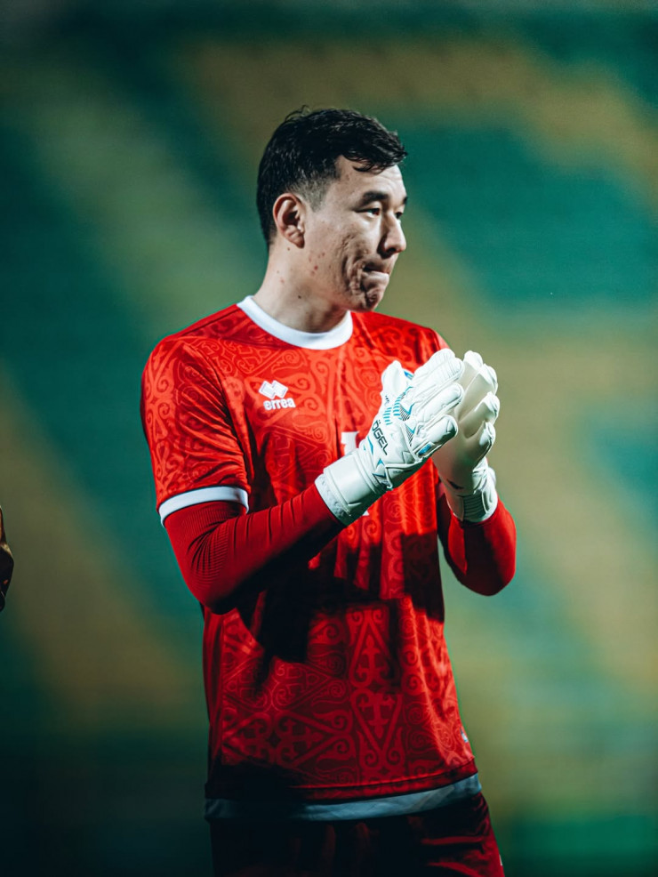 Бекхан Шайзада в матче Фарерские острова - Казахстан