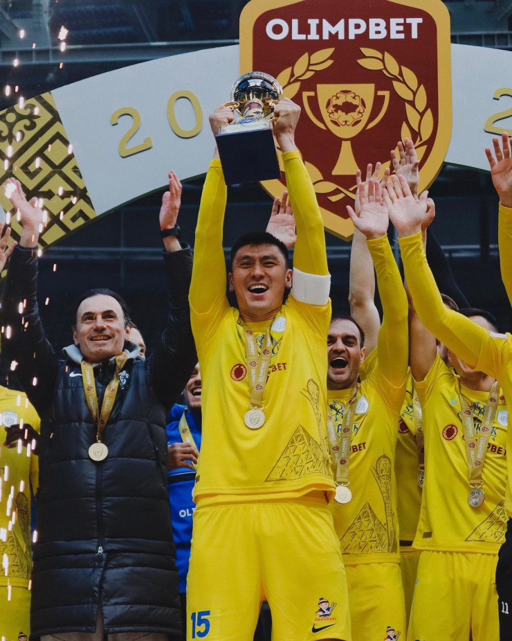 Абзал Бейсебеков с Суперкубком Казахстана-2023