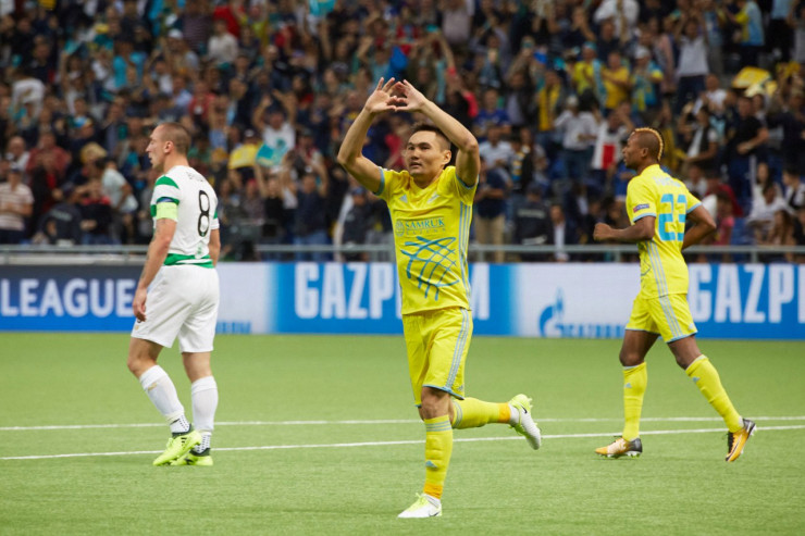 Серикжан Мужиков празднует гол в ворота 