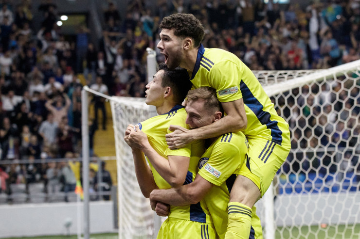 Зайнутдинов, Астанов и Вороговский празднуют гол в ворота Беларуси