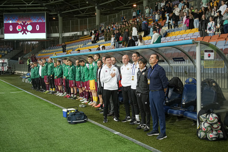 Скамейка сборной Беларуси перед товарищеским матчем с Казахстаном