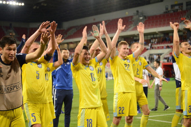 Сборная Казахстана празднует победу над Словакией