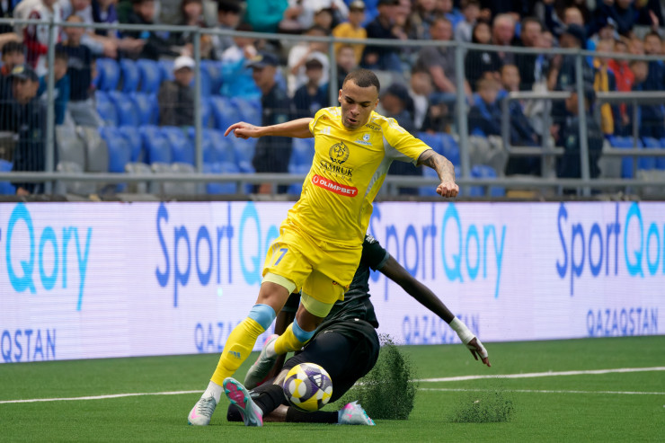 Макс Эбонг в 