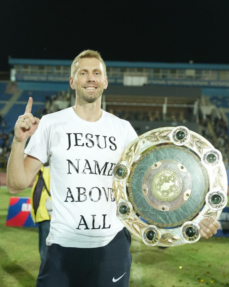 Сергей Малый с чемпионским трофеем КПЛ-2023