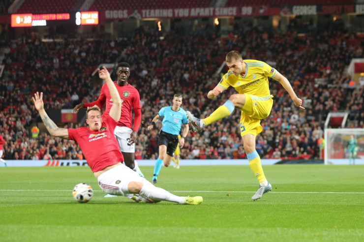 Роман Муртазаев бьёт в матче с 