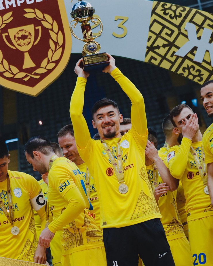 Аслан Дарабаев с Суперкубком Казахстана-2023