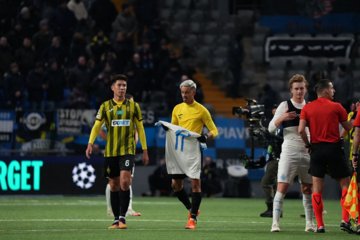 Адилет Садыбеков и Рикардиньо после матча 