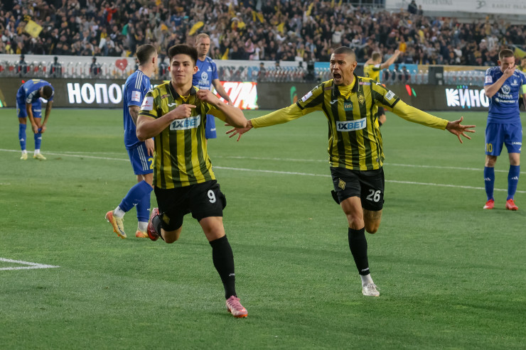 Дастан Сатпаев празднует чемпионский гол в ворота 