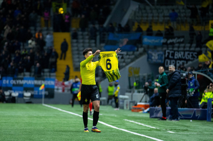 Адилет Садыбеков празднует гол в ворота 