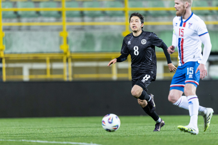 Даурен Жумат в матче Фареры - Казахстан