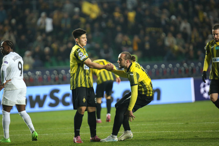 Дастан Сатпаев и Георгия Зария в матче с 