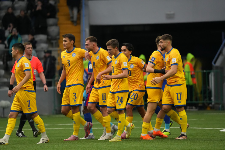 Футболисты сборной Казахстана празднуют гол в ворота Намибии