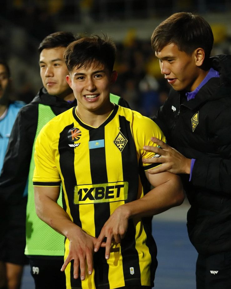 Дастан Сатпаев празднует гол в ворота 