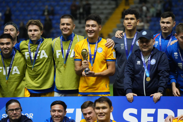 Футболисты сборной Казахстана с трофеем FIFA Series
