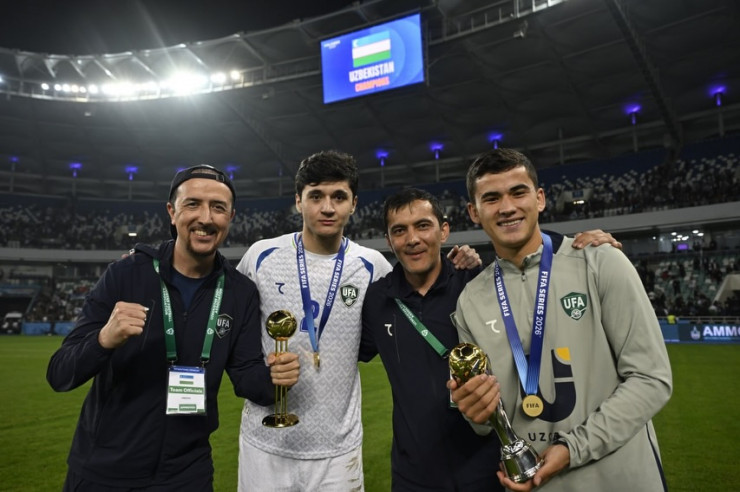 Игроки сборной Узбекистана - победители FIFA Series