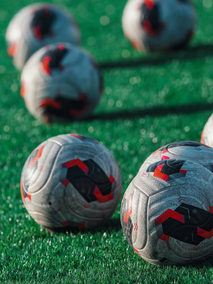 Мячи на футбольном поле