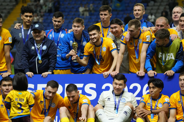 Сборная Казахстана с кубком FIFA Series