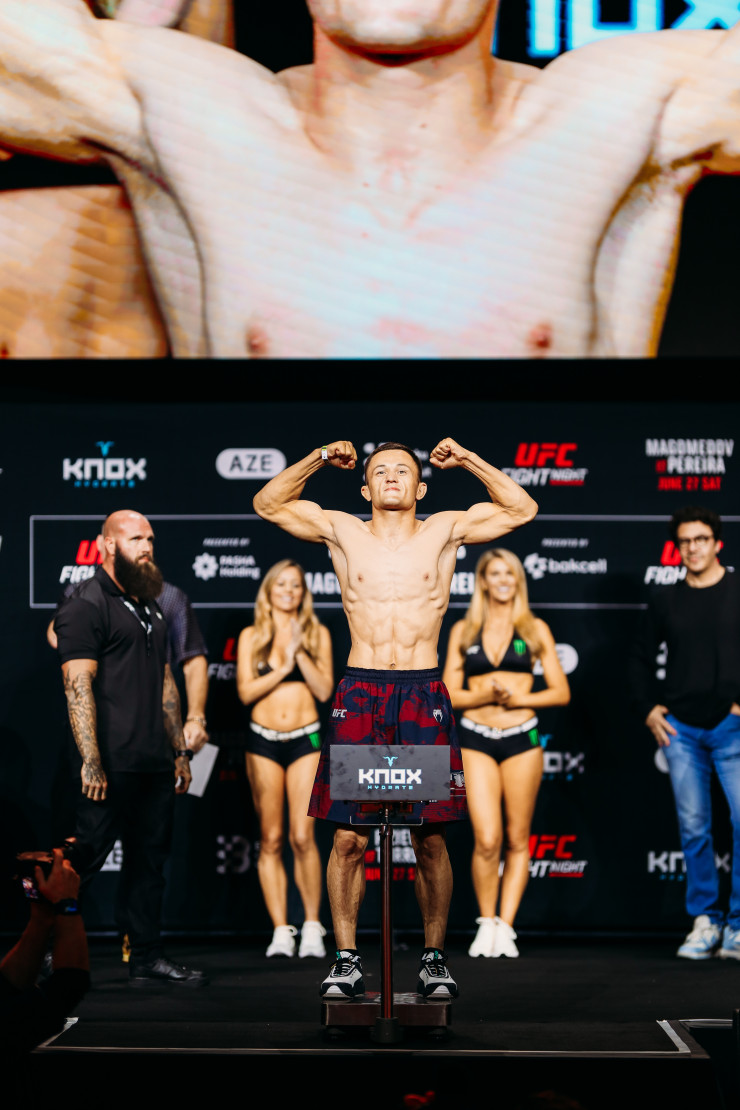 Бекзат Алмахан на взвешивании UFC
