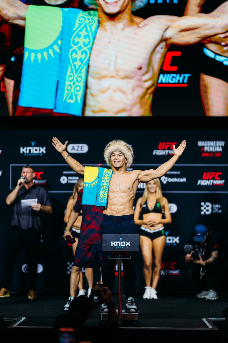Асу Алмабаев на взвешивании UFC
