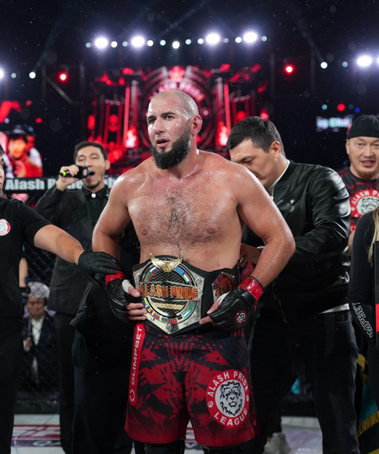 Расул Хатаев с поясом лиги Alash Pride FC