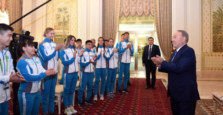 Нурсултан Назарбаев и медалисты сборной Казахстана по муай-тай на Азиаде