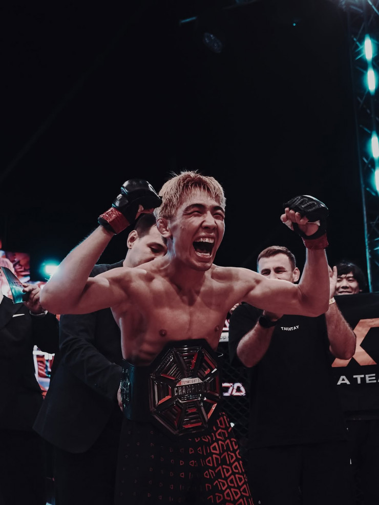 Кайсар Жаугашар с поясом лиги OCTAGON