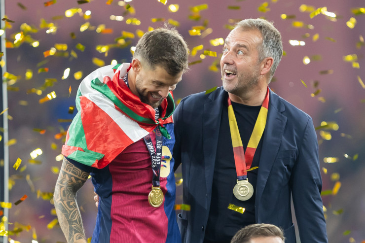 Иниго Мартинес (слева) и Ханс-Дитер Флик отмечают выигранный трофей в 