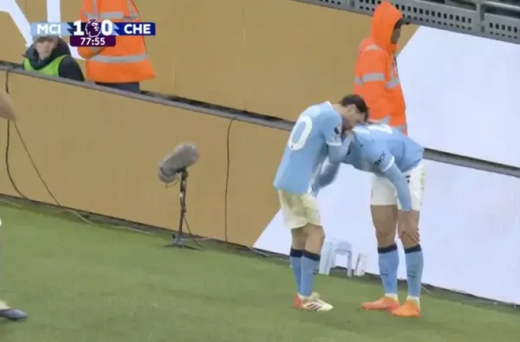 Бернарду Силва помог Абдукодиру Хусанову подняться на ноги после точка Лиама Делапа в 20-м туре АПЛ.