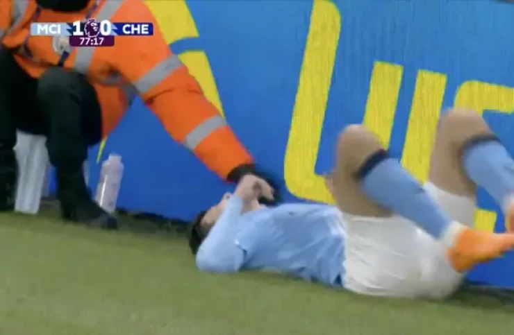 Абдукодир Хусанов врезался в рекламный щит после толчка Лиама Делапа в матче 