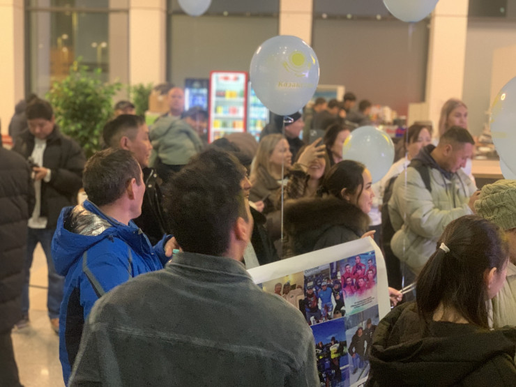 Родственники и друзья чемпиона и множество обычных казахстанцев встретили Ербола Хамитова.