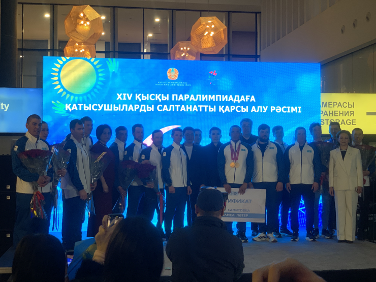 Триумфатор Паралимпиады Ербола Хамитова торжественно встретили в Казахстане