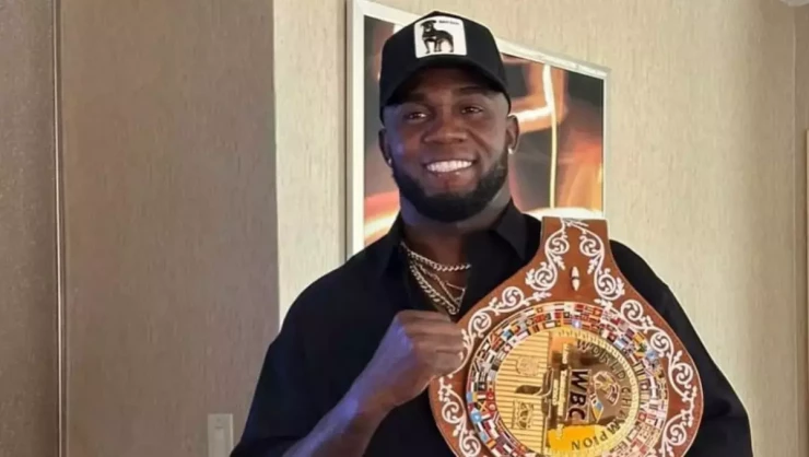 Карлос Адамес с поясом чемпиона WBC