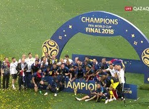 Как сборной Франции вручали медали и Кубок мира за победу на ЧМ-2018